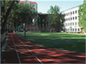 114中 北京市第一一四中学宽阔操场和200米环型塑胶跑道