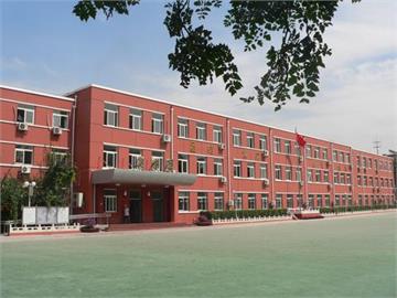 北京市丰台区师范学校附属小学铺有橡胶的操场