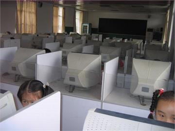 十堰东风教育集团24小学计算机室