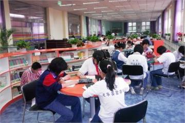 北京市建华实验学校图书馆