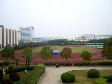 武汉经济技术开发区第一初级中学操场