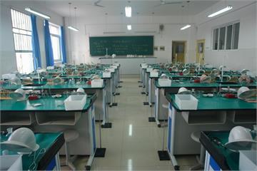 武汉初级中学实验室
