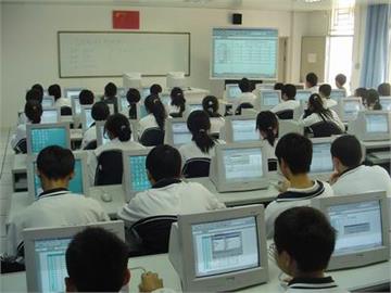 南山实验学校配置先进的网络教室