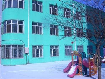 哈尔滨新太阳蒙特梭利幼儿园冬季校园一角