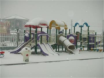 丹阳市丹凤幼儿园雪中的游乐场所
