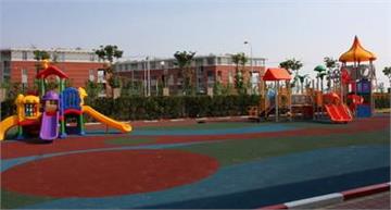 上海临港新城海音幼儿园靓丽的儿童玩具，宽阔的运动场地