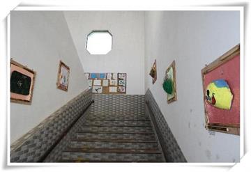 海口海德堡幼儿园楼梯间都是小朋友们的作品秀哦！
